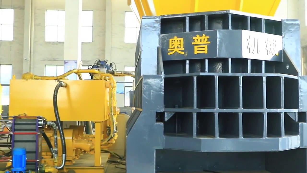 箱式剪切機機身采用高強度錳板焊接而成，易磨損處采用進口的900高強度耐磨板做襯板，箱式剪切機的刀片采用合金鋼材質(zhì)，能經(jīng)受得起長時間的高強度的工作。。。