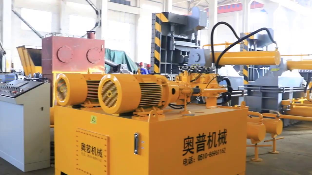 Y81側(cè)推包打包機在設(shè)備組成上該機主要以上料鱗板輸送機、打包機、出料系統(tǒng)三部分組成。。。